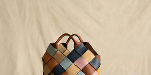 loewe bolso sostenible cesta trenzada ecológica moda artesanía bazaar