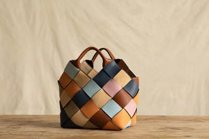 loewe bolso sostenible cesta trenzada ecológica moda artesanía bazaar