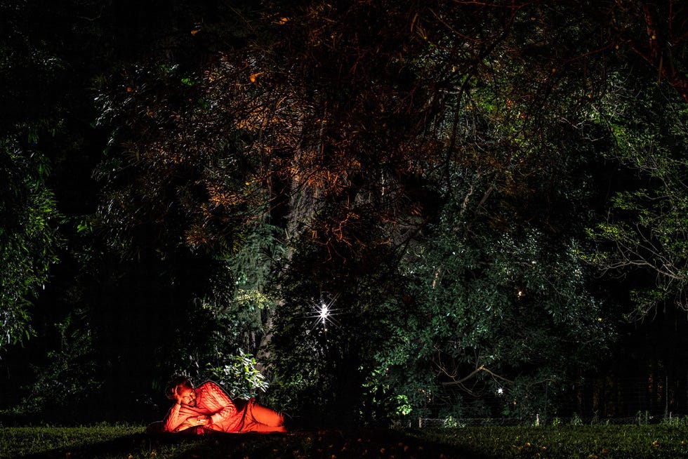 NAIROBI KENIA  Door de onzekerheid is er meer bewustwording niet alleen van de verschuivende parabolische curven van deze pandemie maar ook van de kleinigheden van het dagelijks leven zegt fotograaf Nichole Sobecki De haviken in de buurt de warmte van de grond onder ons rustige momenten samen Het grootste deel van de afgelopen tien jaar heb ik gezien hoe hotels en vliegvelden en snelle maaltijden tot een streep van continue beweging vervaagden Maar nu al het reizen is vertraagd rekt de tijd uit Ik maak me zorgen over de situatie in mijn geadopteerde vaderland Kenia  bruisend maar met enorme ongelijkheid  als het door de volle kracht van deze storm wordt geraakt