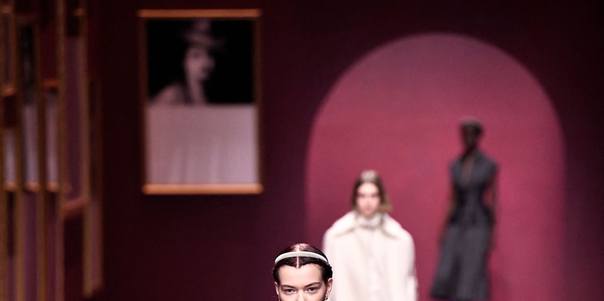 Una mujer china que visita Santa Fe, Nuevo México, viste un vestido de Louis  Vuitton y lleva un bolso Christian Dior mientras visita un show de coches  vintage Fotografía de stock 