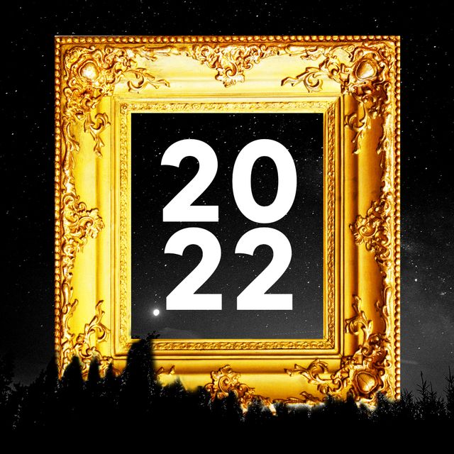 the numbers 2022 inside a golden picture frame in a night sky
