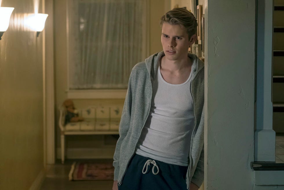 Shoulder, Standing, Room, Arm, Joint, T-shirt, Neck, Door, 