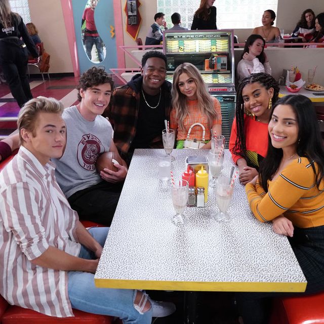 saved by the bell    pictured l r mitchell hoog as mac morris, belmont cameli as jamie spano, dexter darden as devante, josie totah as lexi, aisha alycia pascual pena as aisha and haskiri velazquez as daisy at the max    photo by chris hastonpeacock