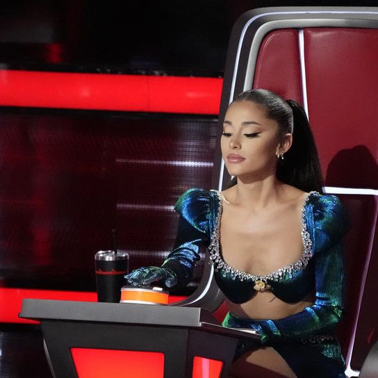 544px x 544px - Ariana Grande Flashes Her Toned Abs In A Crop Top On 'The Voice'