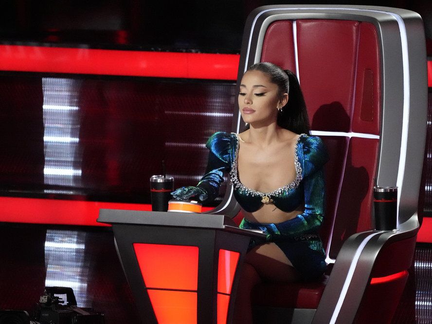 888px x 667px - Ariana Grande Flashes Her Toned Abs In A Crop Top On 'The Voice'