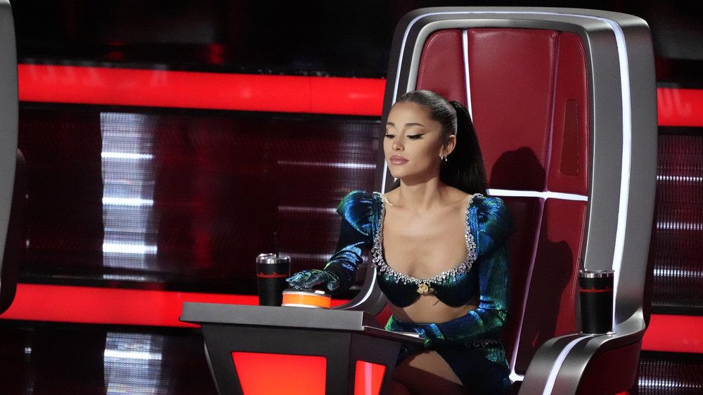 Ariana Grande Celeb Upskirts - Ariana Grande Flashes Her Toned Abs In A Crop Top On 'The Voice'
