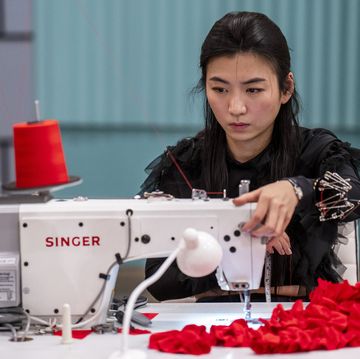 anna zhou using a sewing machine in episode 5 of project runway