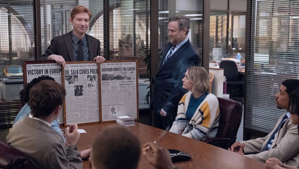 Episódio 102 do The Paper na foto: (da esq. para a dir.) Domhnall Gleeson como Ned Sampson, Tim Key como Ken, Chelsea Frei como Mare, Melvin Gregg como Detrick (foto de: Aaron Epstein/Peacock)