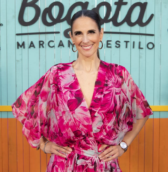 la cantante posa en una presentacion de moda