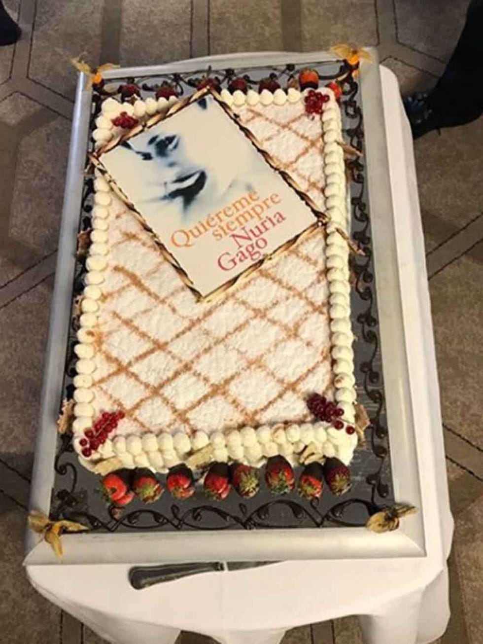 Cake, Food, Buttercream, Torte, Dessert, Baked goods, Cuisine, Cake decorating, Cream, Whipped cream, 