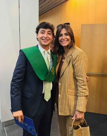 nuria roca en la graduacion de su hijo