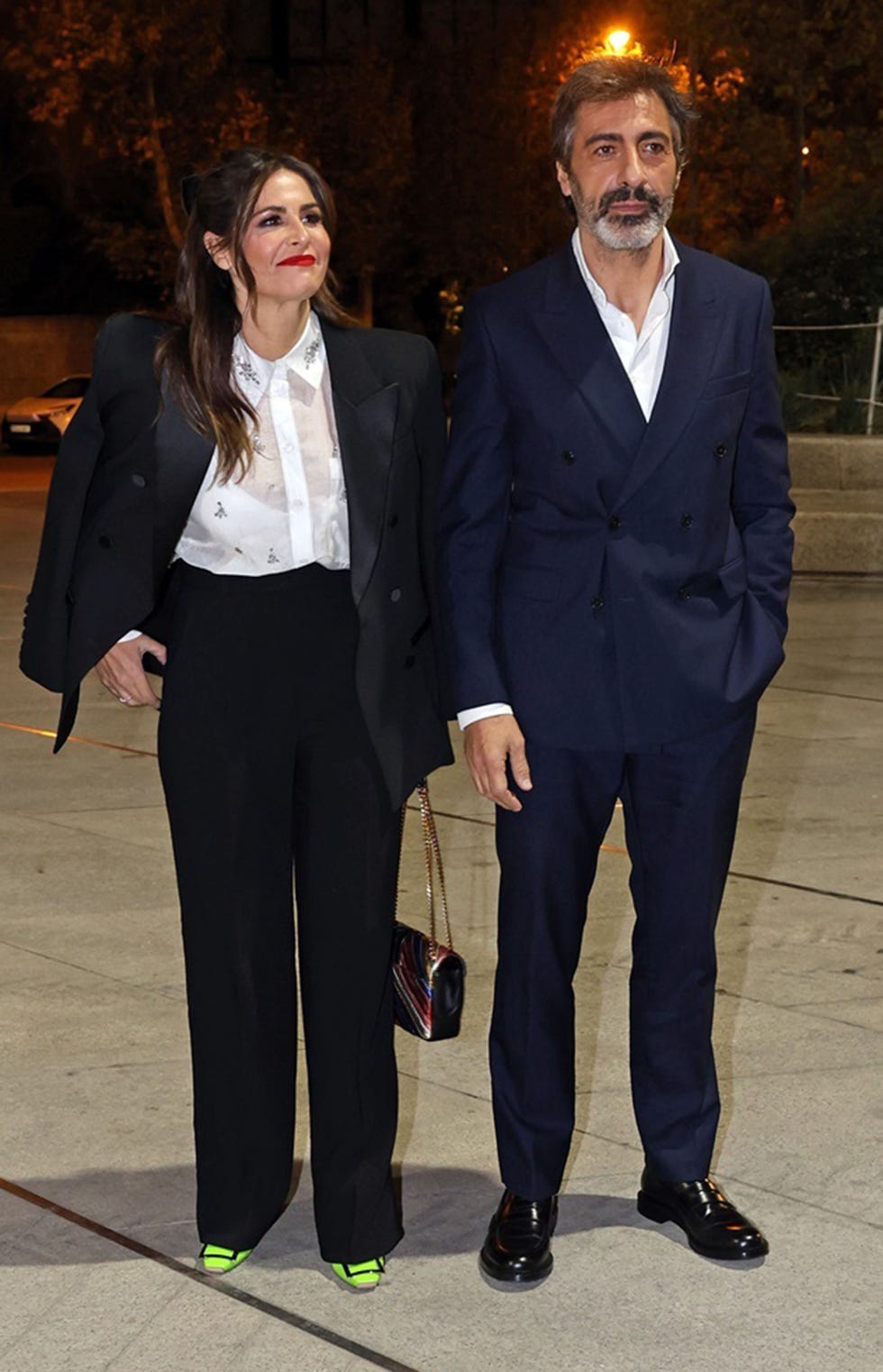 la pareja con sus looks de fiesta