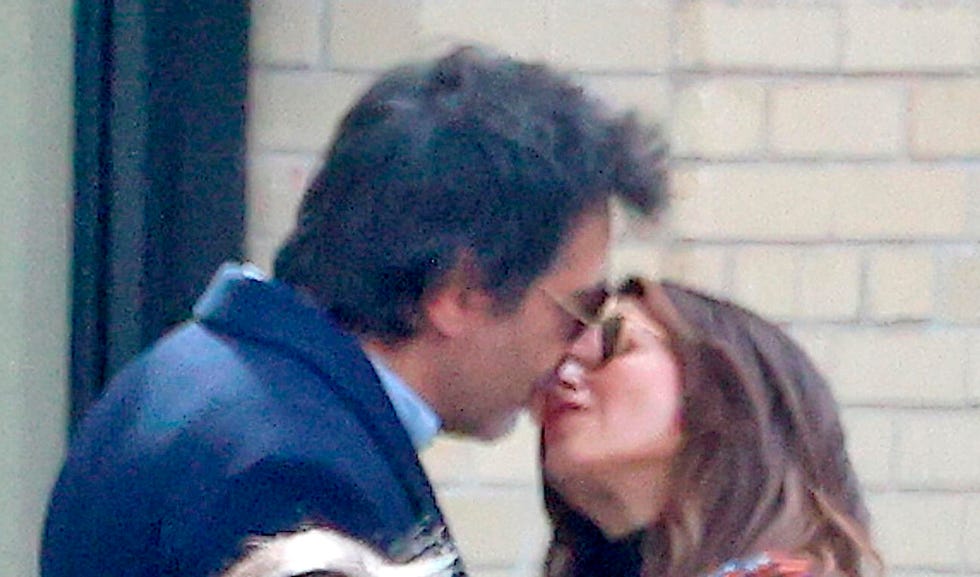 la pareja se besa durante su escapada a la gran manzana