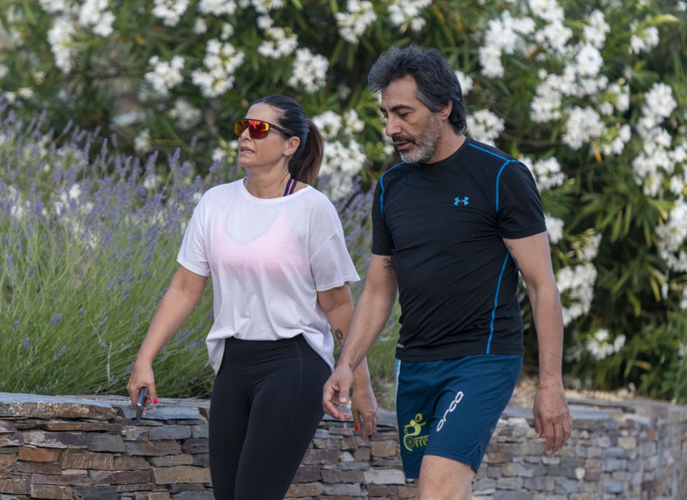 la pareja, con ropa de sport, pasea al aire libre