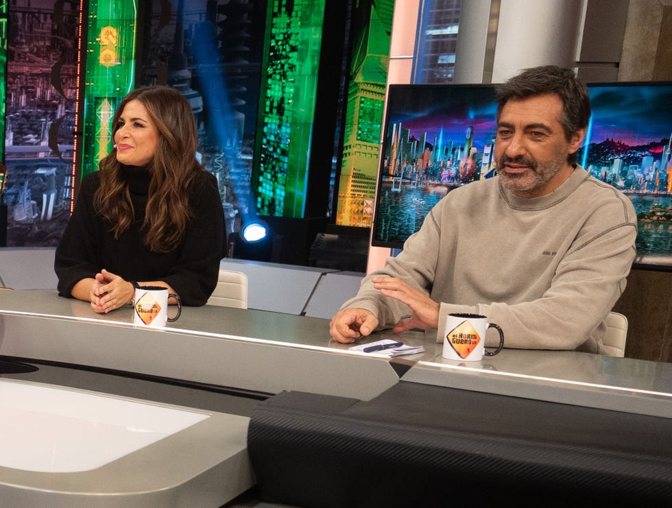 la pareja sentada en la mesa de la tertulia del programa de pablo motos
