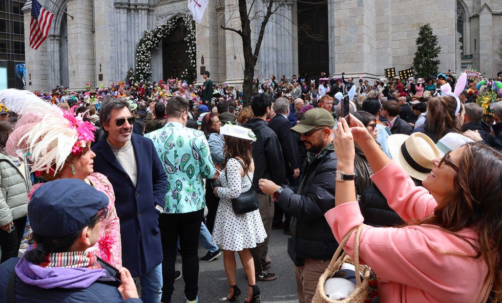 la pareja en el desfile de sombreros de pascua en la gran manzana