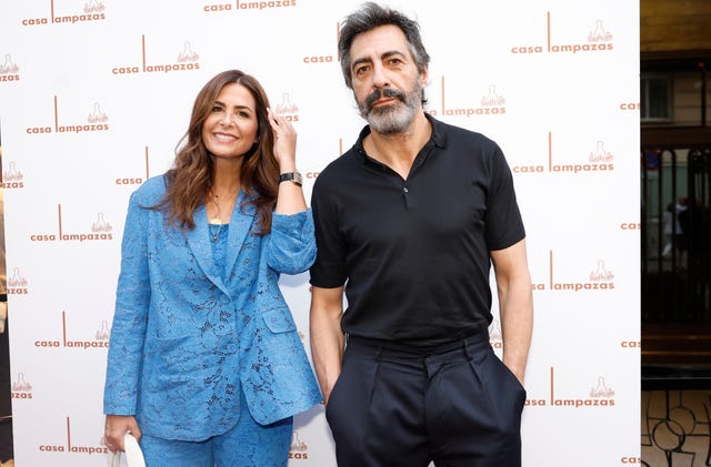 nuria roca y juan del val en un photocall de casa lampazas