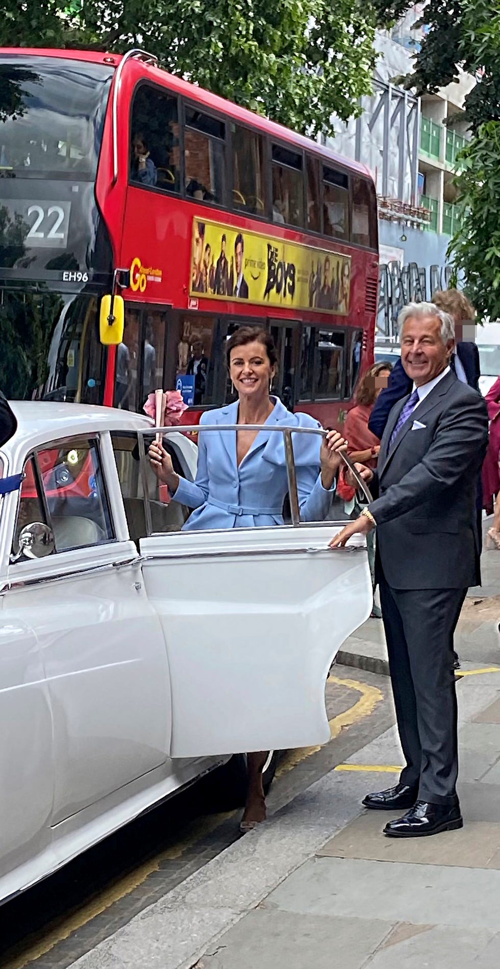los novios, tras su enlace, se suben a un rolls royce