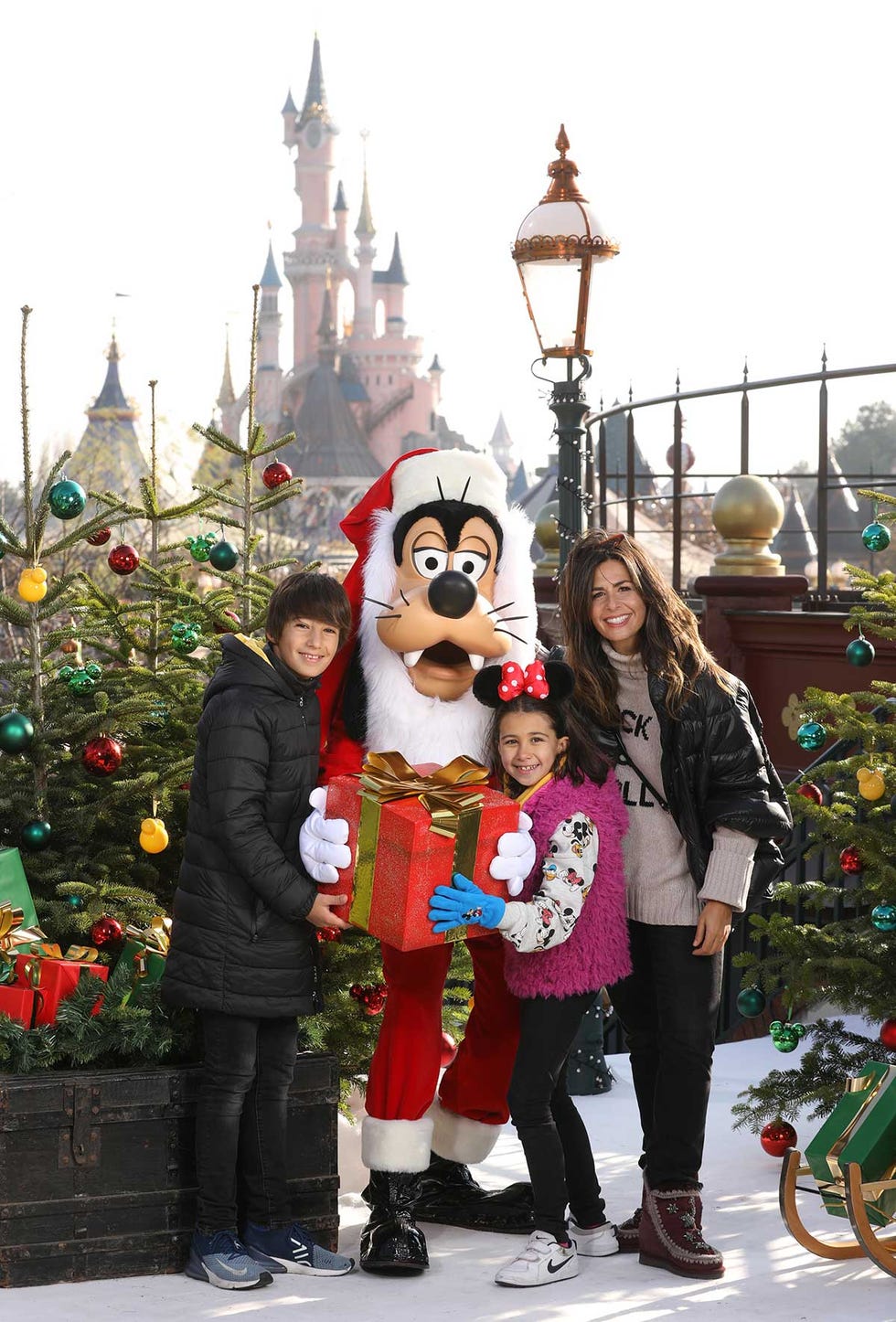 Fran Rivera, Nuria Roca, Chiara Ferragni y Zara Larson celebran 90 aniversario de Mickey Mouse