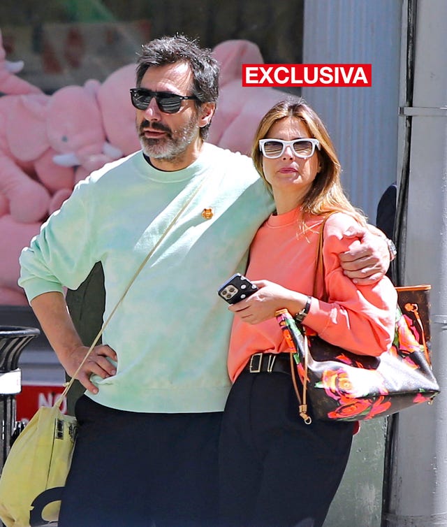 la presentadora y el escritor pasean abrazados por las calles de la ciudad de los rascacielos