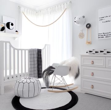 dormitorio de bebé moderno en blanco y negro