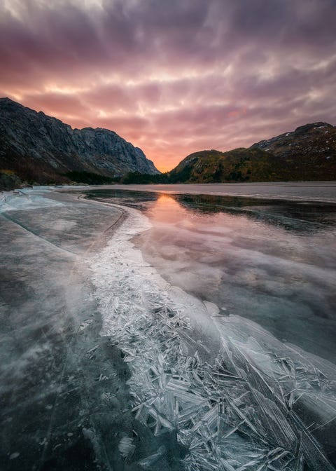 IJs op het meer Storvatnet in de buurt van de Nusfjord op de Lofoteneilanden De foto werd na een lange periode van kou en droogte in februari gemaakt