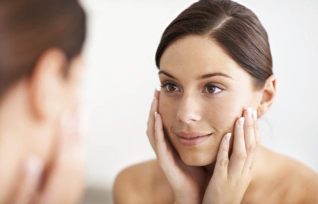 en torno a los 30 años, disminuye la producción de colágeno y elastina y las fibras elásticas existentes experimentan un proceso de degeneración es el momento de darle un aporte extra de estas proteínas colágeno y elastina, que ingeridas en forma de suplementos