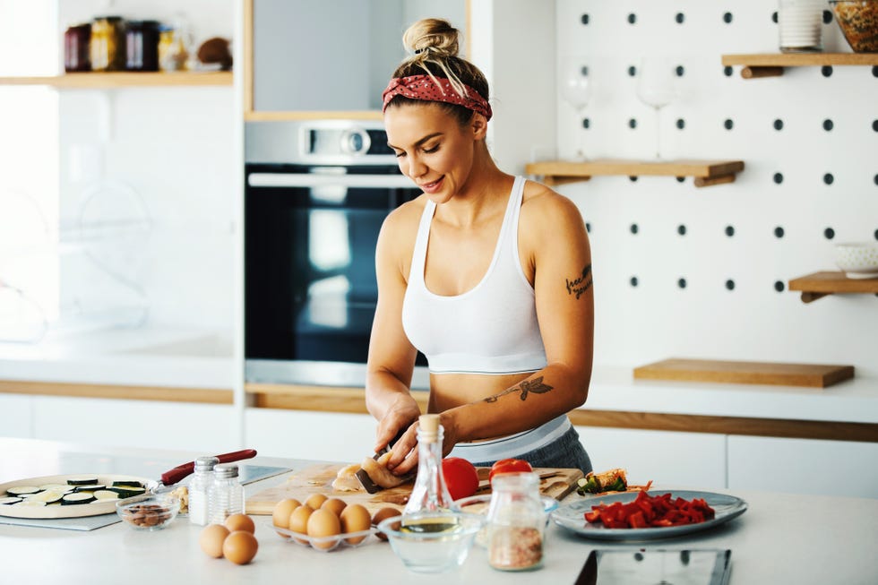 atleta preparando la comida en la cocina