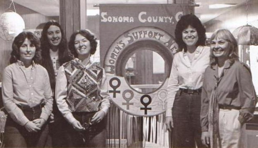 Na de eerste Womens History Week te hebben georganiseerd lobbyde de National Womens History Alliance bij het Congres om maart uit te roepen tot Womens History Month Oprichters van rechts naar links Molly Murphy MacGregor Paula Hammett Mary Ruthsdotter Maria Cuevas en Bette Morgan