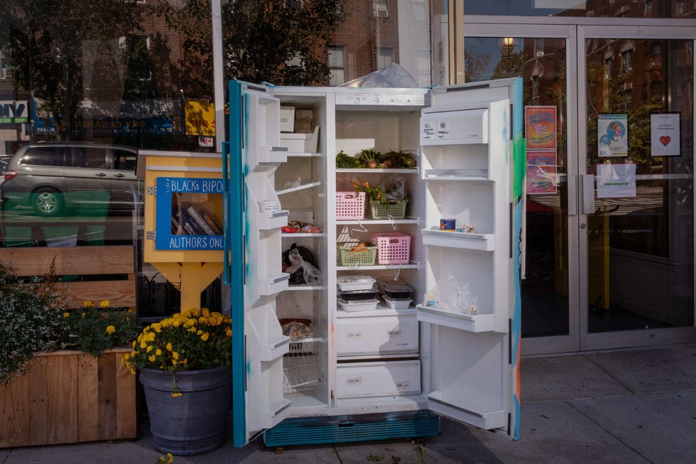 https://www.nationalgeographic.com/content/dam/archaeologyandhistory/2020/12/history-eoy-gallery/USE/nyc-food-insecurity-hunger-15.jpg In Queens New York kunnen mensen dankzij een buurtkoelkast voedsel doneren of afhalen De stadswijk was een van de eerste epicentra van de COVID19pandemie en wordt nu geplaagd door hoge werkloosheid en voedselonzekerheidUitQueens een van de eerste epicentra van de COVID19pandemie krijgt nu te maken met honger