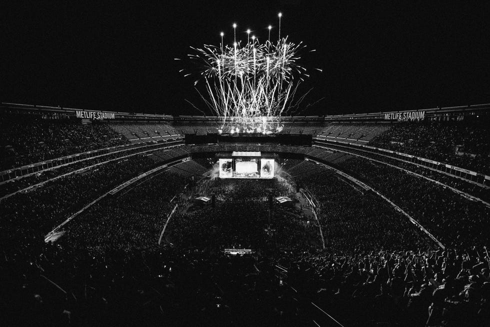 os fogos de artifício do oasis live '25 no estádio metlife em nova jersey