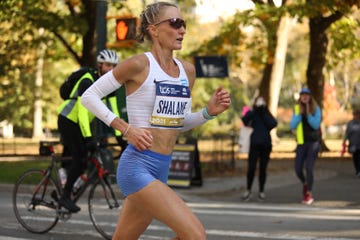 shalane flanagan running in the 2021 new york city marathon