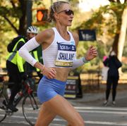 shalane flanagan running in the 2021 new york city marathon