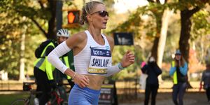 shalane flanagan running in the 2021 new york city marathon
