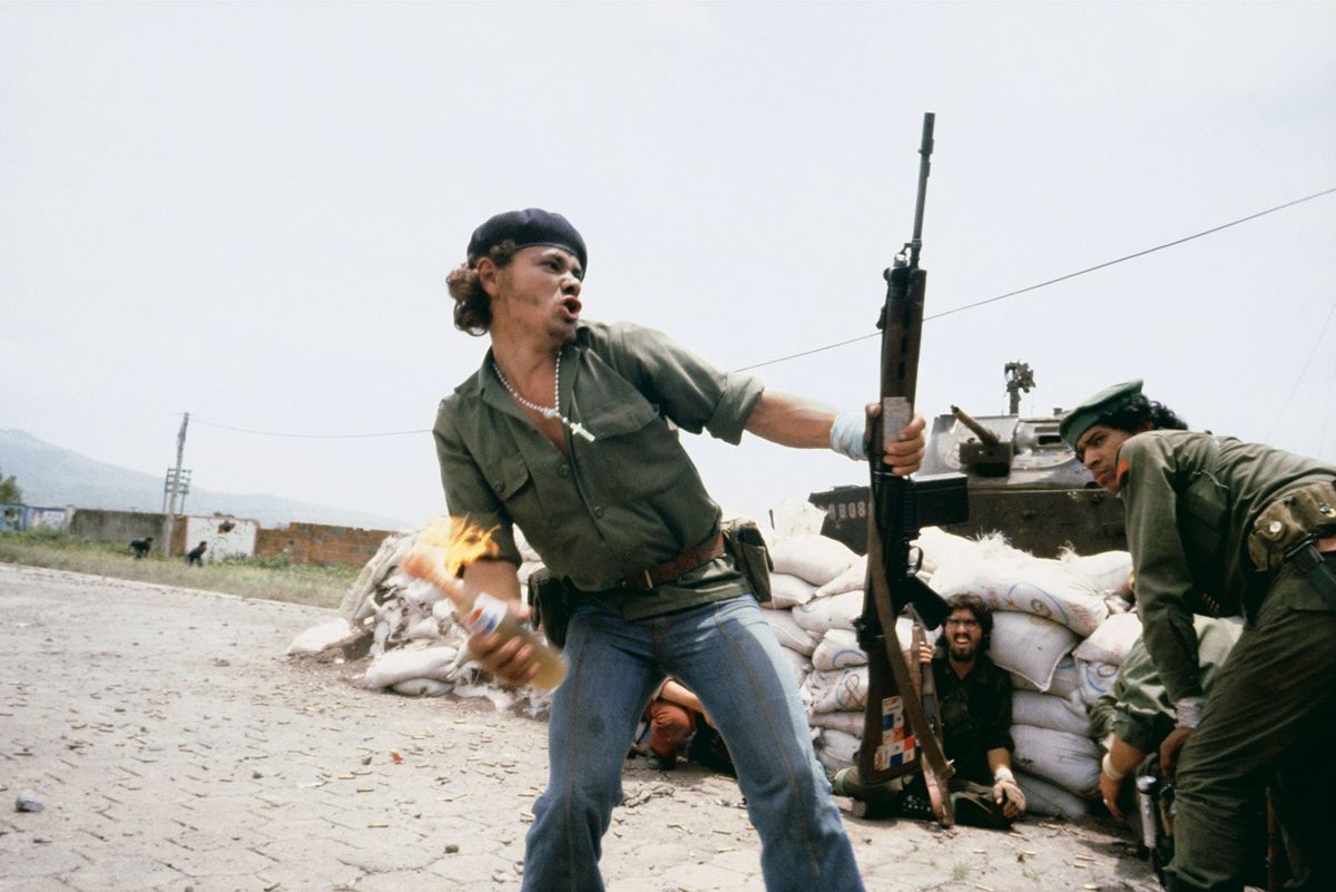 Een aanhanger van de sandinisten gooit een molotovcocktail richting het hoofdkwartier van de Nationale Garde in het Nicaraguaanse Esteli in 1979 De foto kreeg bekendheid onder de naam Molotov Man