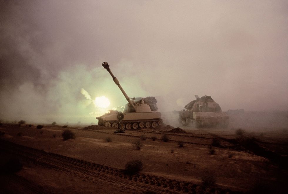 Een M109A6 Paladintank vuurt een salvo af richting Iraakse posities Het enorme kanon van de tank vuurt pijlvormige granaten af sommige geladen met verarmd uranium die met een snelheid van ruim anderhalve kilometer per seconde met gemak de bepantsering van een vijandelijke tank kunnen doorboren