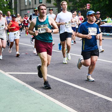 RWD a crowd of runners in a road running race