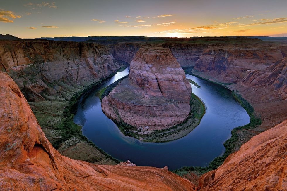 Circa vijf miljoen jaar geleden sleet de rivier Colorado deze rondingen met de toepasselijke naam Horseshoe Bend Hoefijzerbocht uit in het zandsteen in de buurt van het plaatsje Page in Arizona