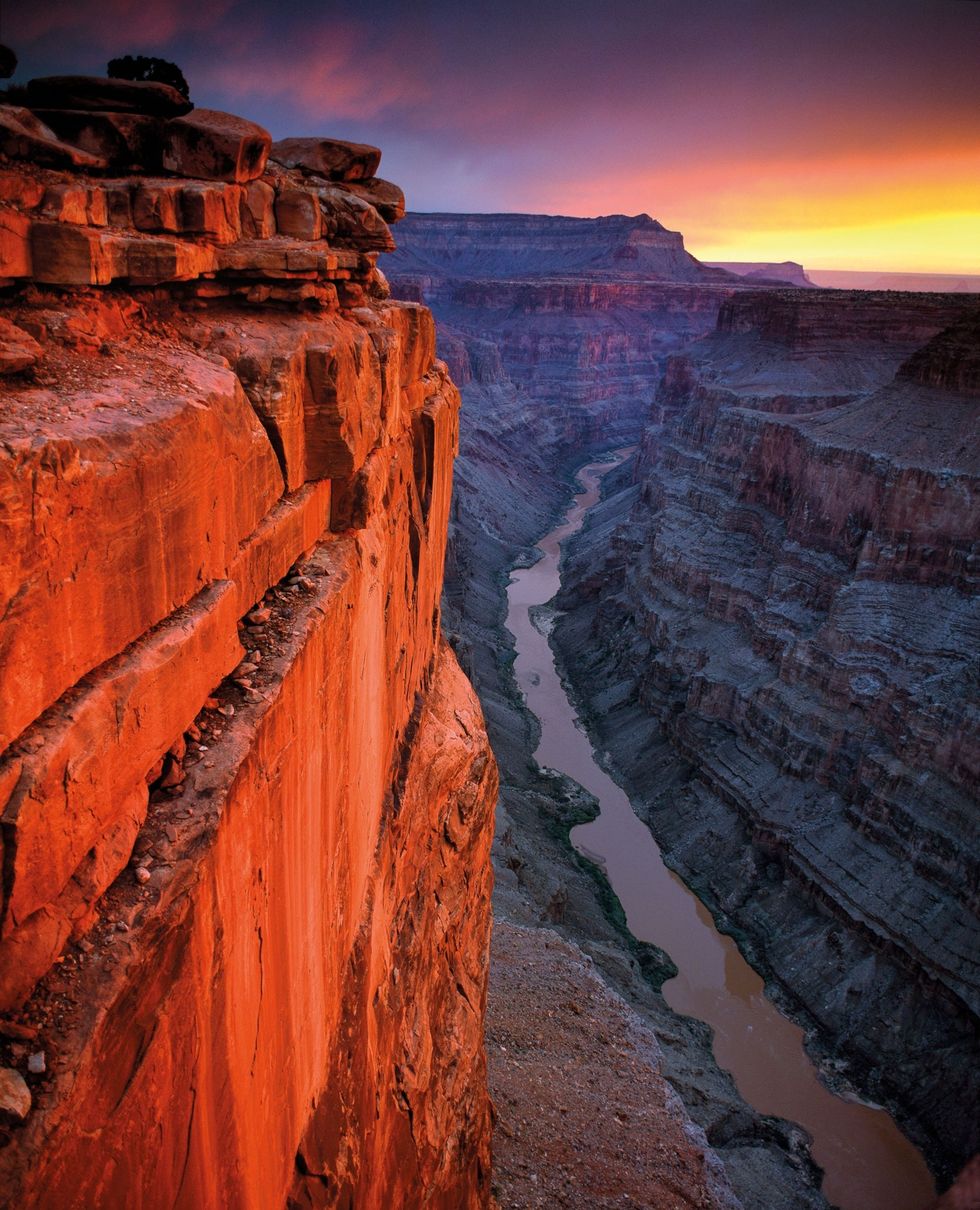Het eerste zonlicht strijkt over de klif bij Toroweap Point in het hart van het Grand Canyon National Park in Arizona De wanden van de canyon een immense kloof die werd uitgesleten door de rivier Colorado weerspiegelen twee miljard jaar aan geologische geschiedenis