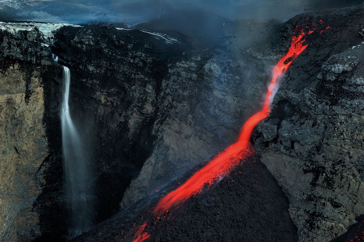 Als een tafereel uit het verleden van de aarde stroomt lava uit een spleet in de IJslandse vulkaan Eyjafjallajokull tijdens een eruptie in 2010 De lava liep een kloof in die in de loop van eeuwen was uitgesleten door bewegende tektonische platen en stromend water van gletsjers