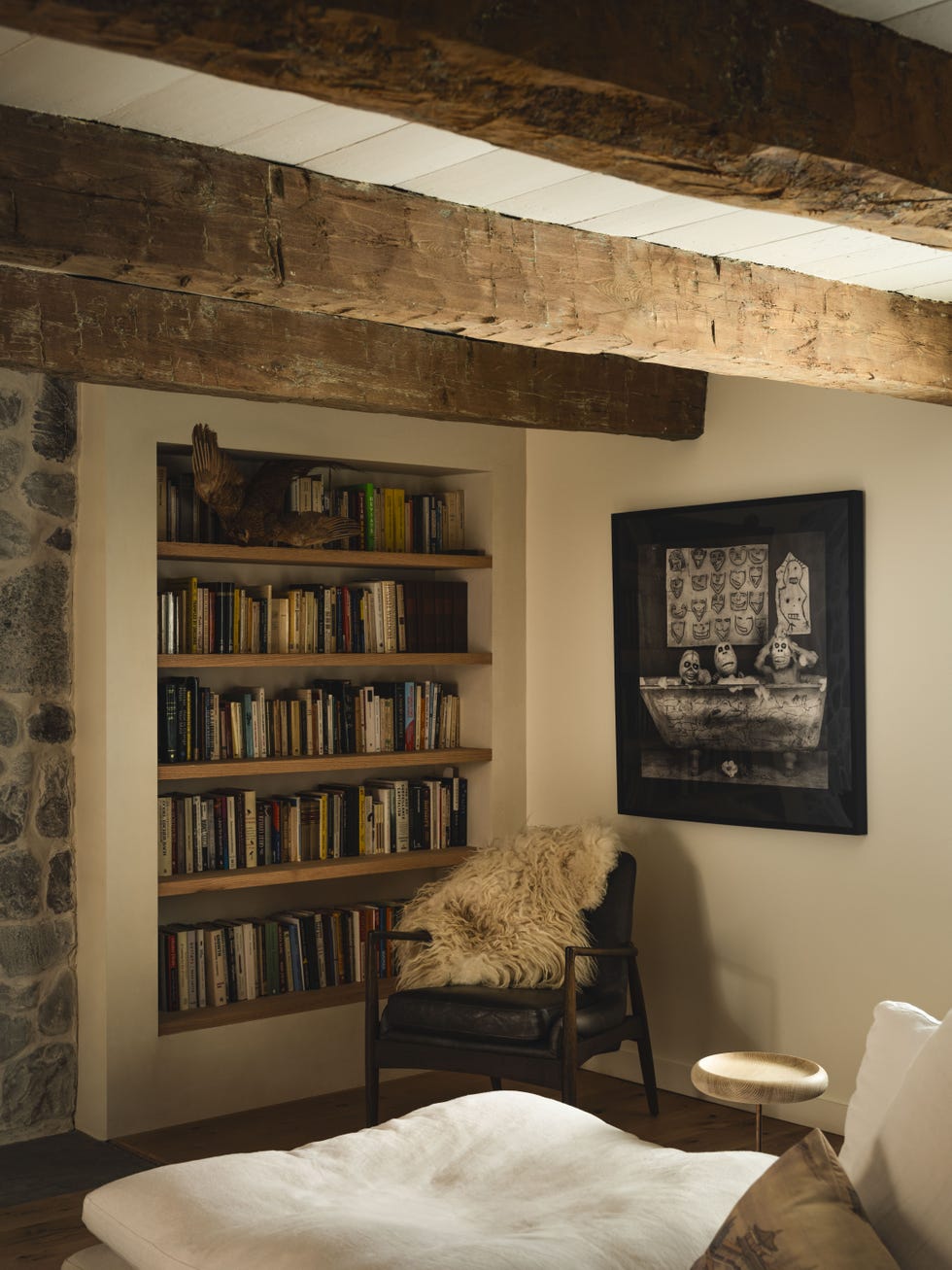 rincón de lectura con estantería empotrada