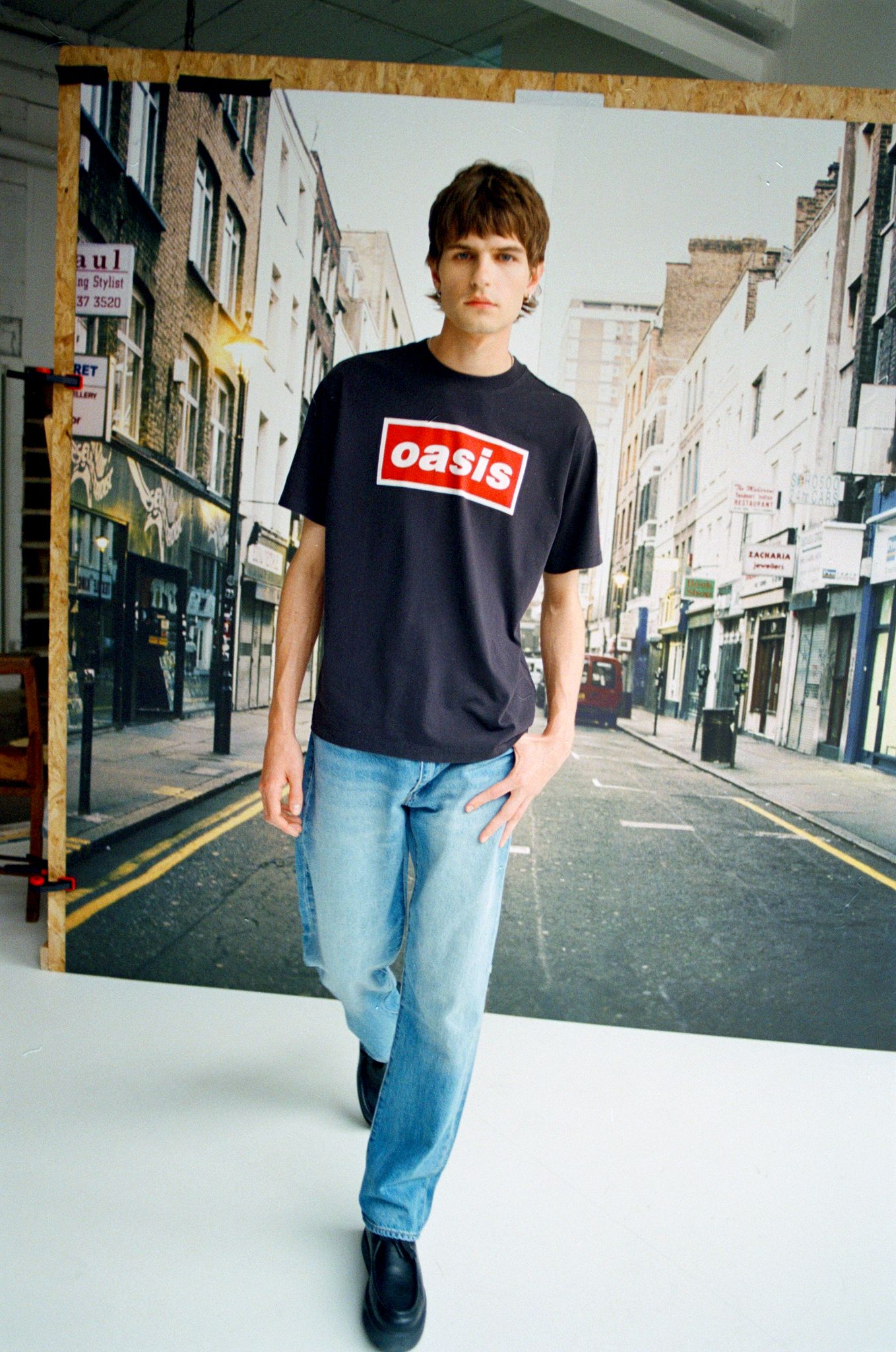リーバイスとオアシスのコラボレーションTシャツが登場