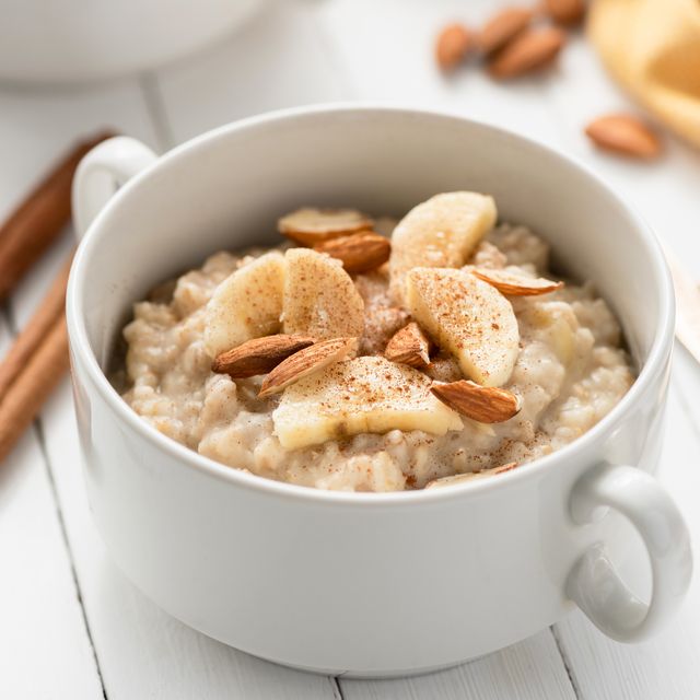 oatmeal porridge with almonds, banana and cinnamon