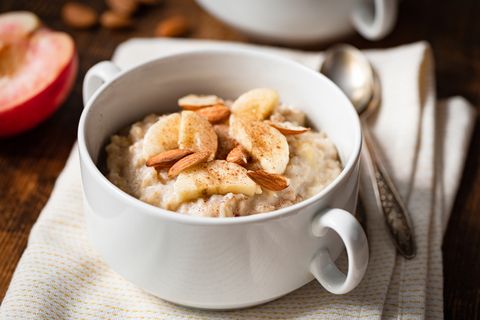 oatmeal porridge with banana, cinnamon and almonds