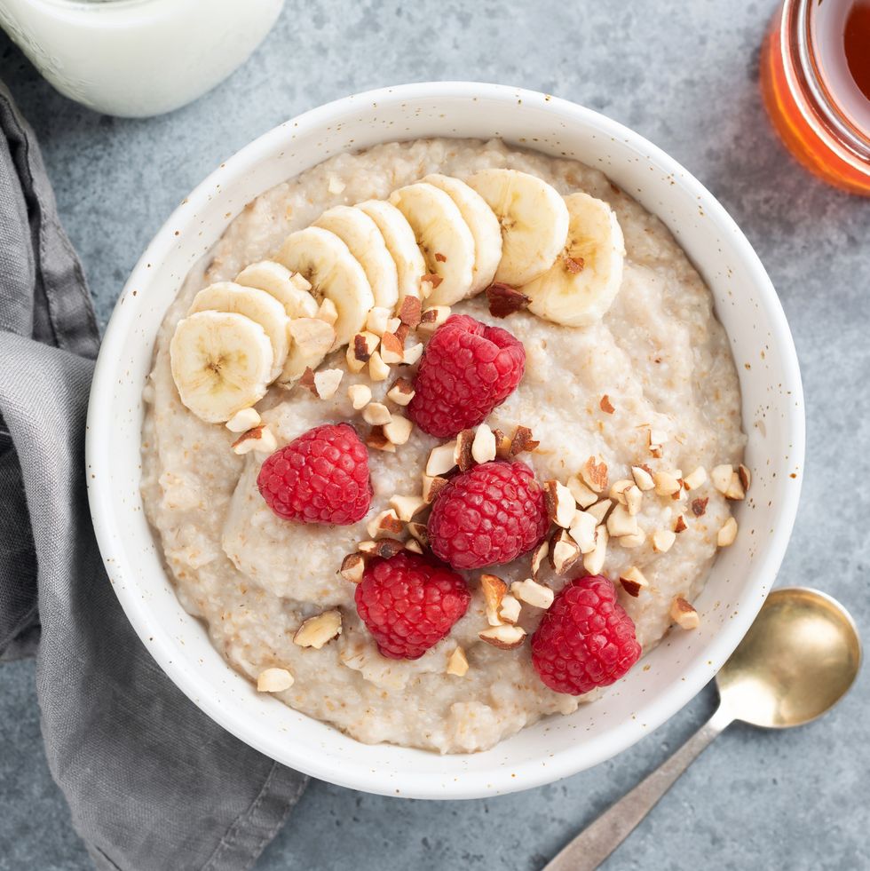 oatmeal porridge with raspberries and banana