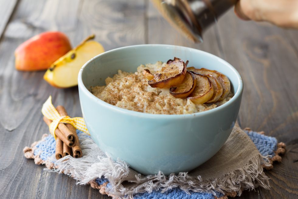 Oatmeal with baked apples and cinnamon