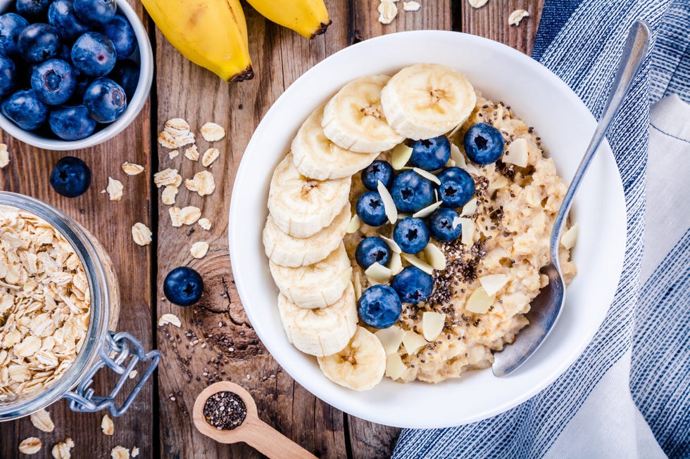 Healthy Carbs: Porridge with bananas, blueberries, chia seeds and almonds