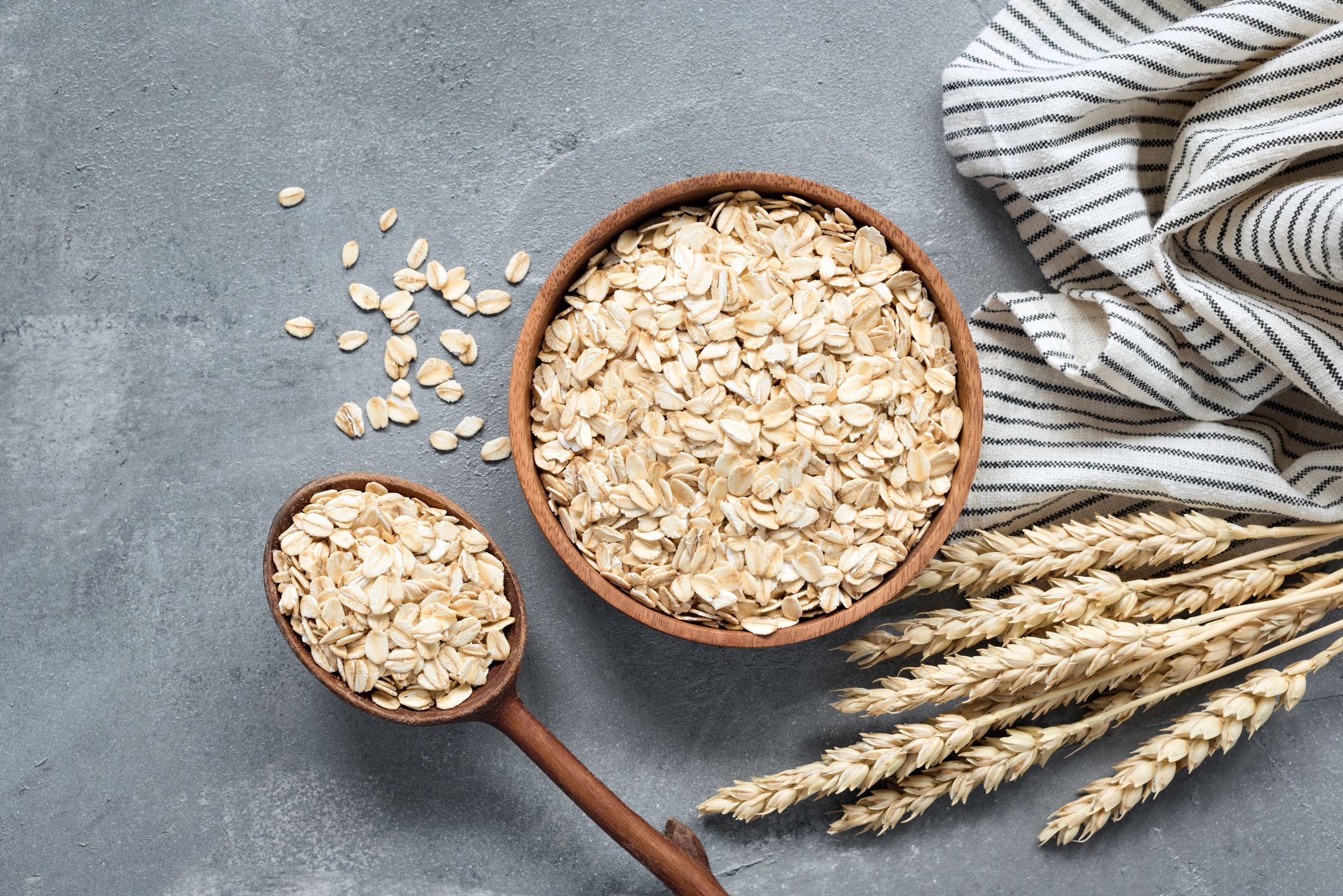 https://hips.hearstapps.com/hmg-prod/images/oats-rolled-oats-or-oat-flakes-in-wooden-bowl-royalty-free-image-1638819270.jpg