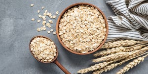 オートミールやオーツミルク、オートミールクッキーなど、さまざまな形で目にすることが多くなったオーツ麦。お米よりもタンパク質が豊富な上に、食べるまでにかかる時間も短くて済むということで、最近健康志向な方の間で注目を集めています。今回は、オーツ麦の栄養素や健康効果、おすすめの食べ方を解説。