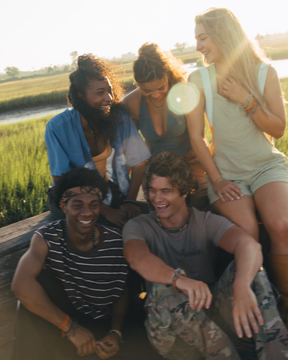 outer banks. (l to r) jonathan daviss as pope, carlacia grant as cleo, chase stokes as john b, madison bailey as kiara, madelyn cline as sarah cameron in season 5 of outer banks. cr. sydney gawlik/netflix © 2025